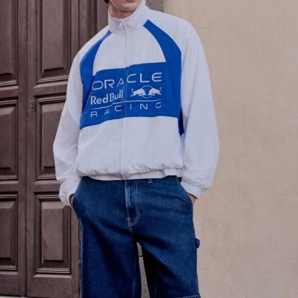 Oracle red bull racing graphic in medium - Picture 6 of 6